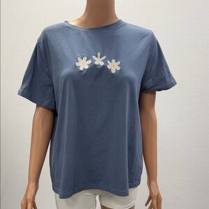 Women's Blue Daisy Tee - Casual Floral Short Sleeve Top